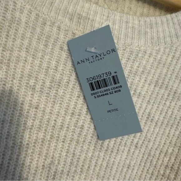 Elegant Cream Sweater with Belt - Picture 5 of 7